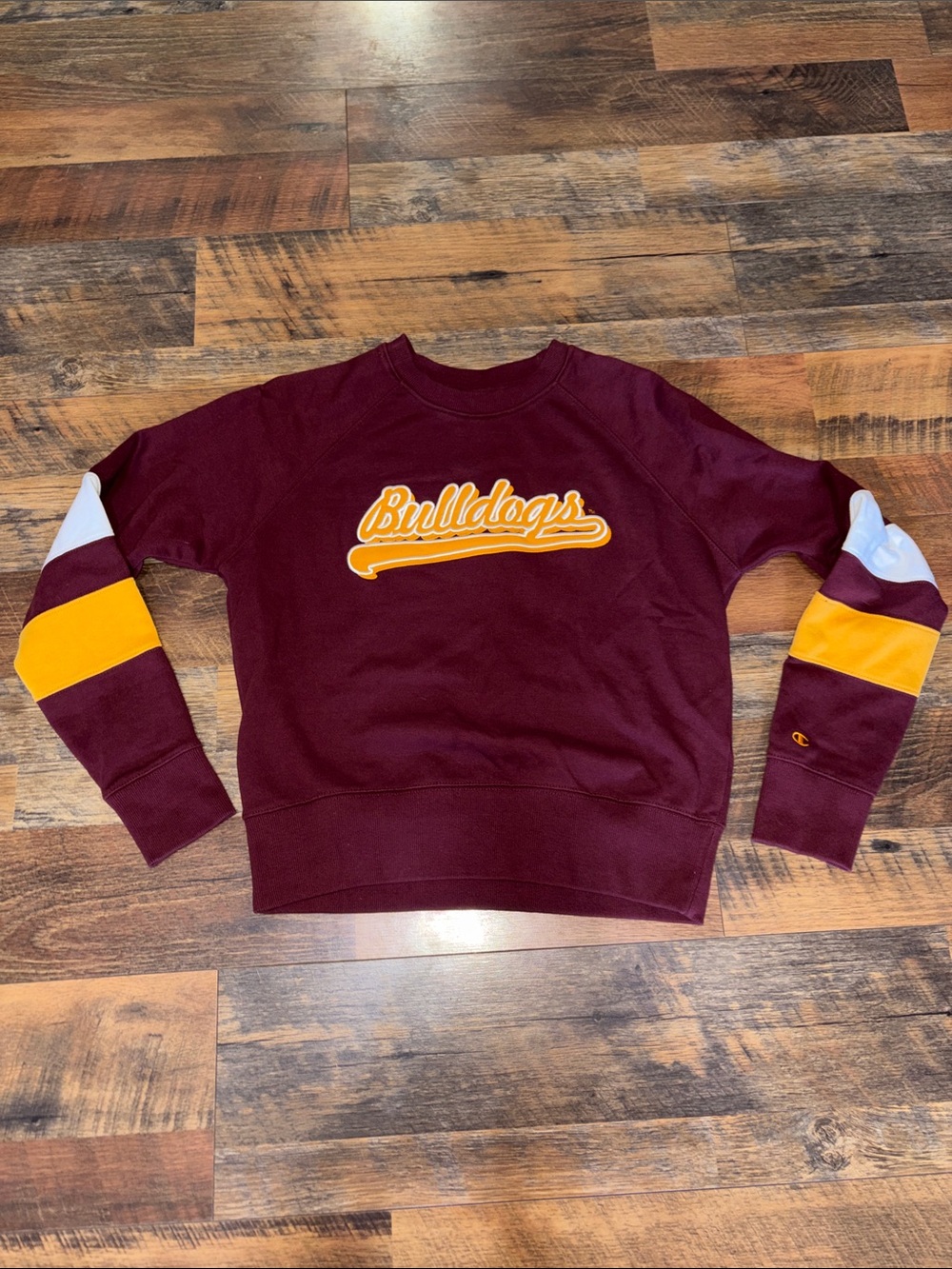 Champion Womenโs UMDโ Bulldogs Maroon Crewneck Sweatshirt